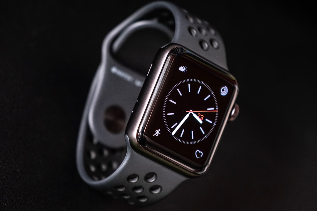 (White ceramic body Apple Watch). To align with article context and SEO: თეთრი კერამიკული